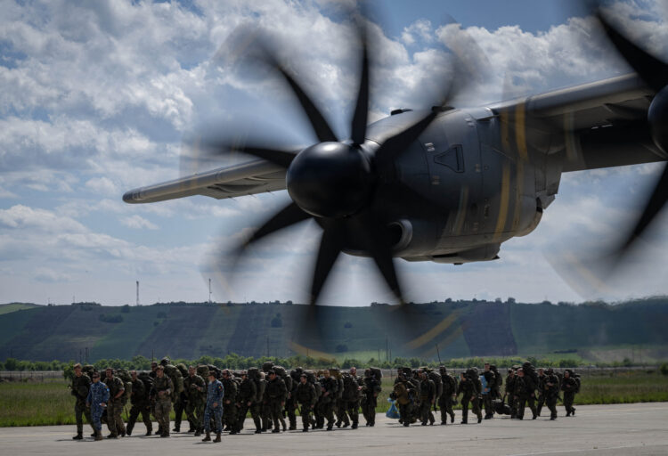 vojnici NATO-a iskrcavaju se iz aviona u vojnoj bazi u Rumunjskoj