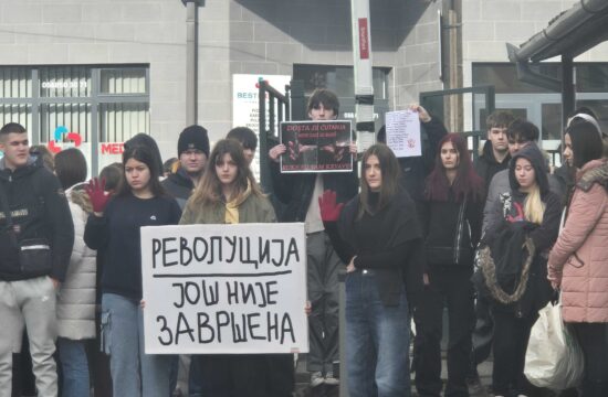 učenici prosvjeduju ispred škole