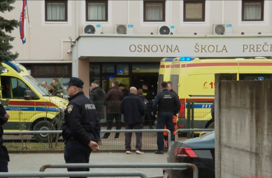 hitna i policija ispred osnovne škole prečko