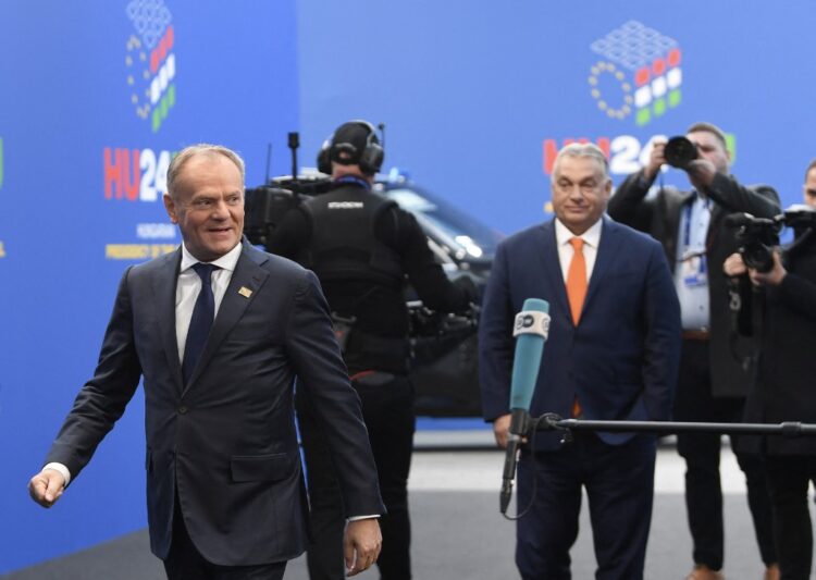 Poljski premijer Donald Tusk stiže pred očima mađarskog premijera Viktora Orbana (desno) kako bi prisustvovao neformalnom sastanku šefova država i vlada Europske unije i