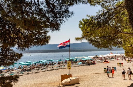 puna plaža na bolu i hrvatska zastava