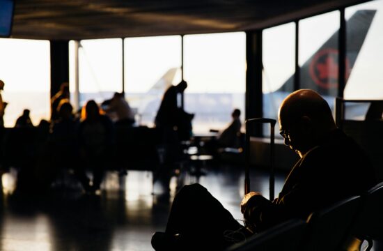 ljudi na aerodromu