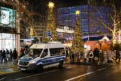 policijski kombi na božićnom sajmu