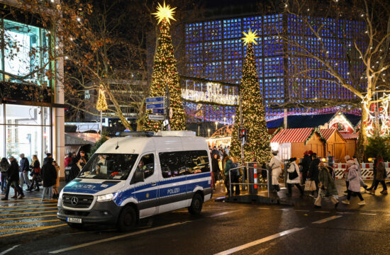 policijski kombi na božićnom sajmu