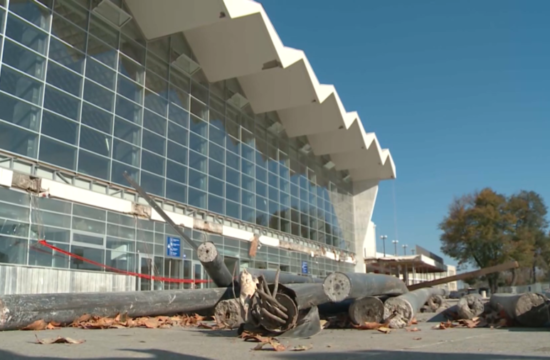 srušena nadstrešnica na željezničkoj stanici u novom sadu