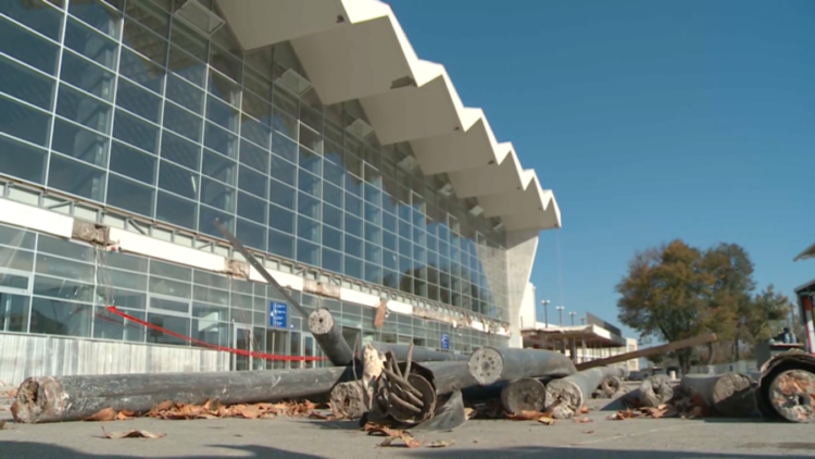 srušena nadstrešnica na željezničkoj stanici u novom sadu