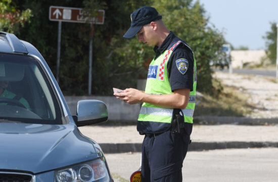 Policajac pregledava vozačku dozvolu