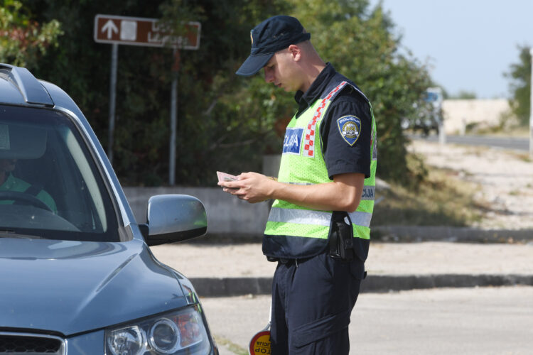 Policajac pregledava vozačku dozvolu