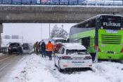 autobus, policijski auto i ljudi u snijegu na autocesti