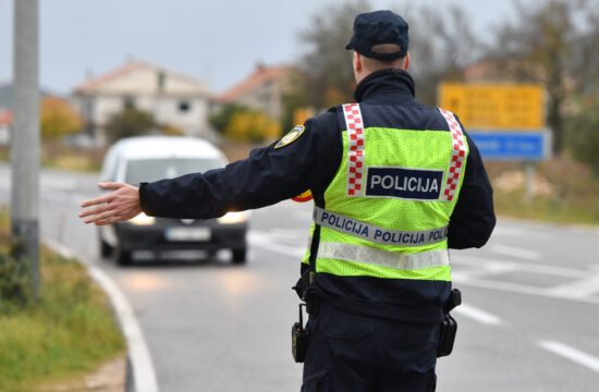 prometni policajac na cesti