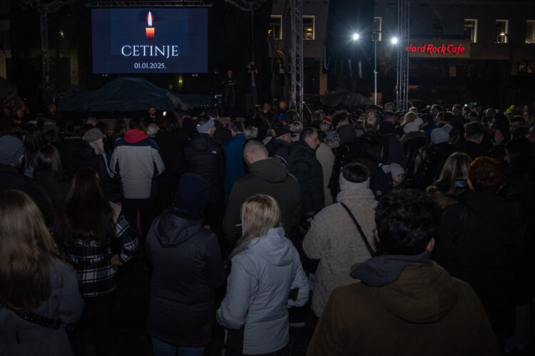 građani u cetinju po mraku