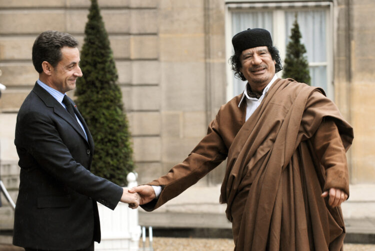 Nicolas Sarkozy i Moamer Gadafi se rukuju