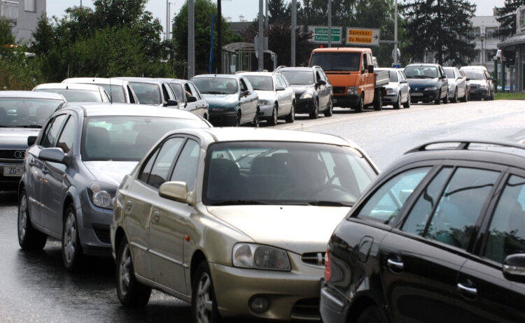 Automobili na cesti