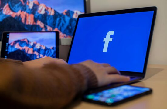 ikona facebooka na laptopu