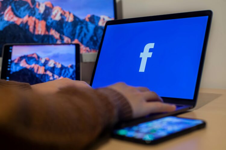 ikona facebooka na laptopu