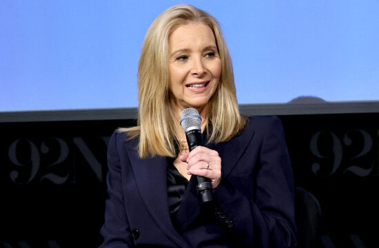 Lisa Kudrow s mikrofonom u ruci