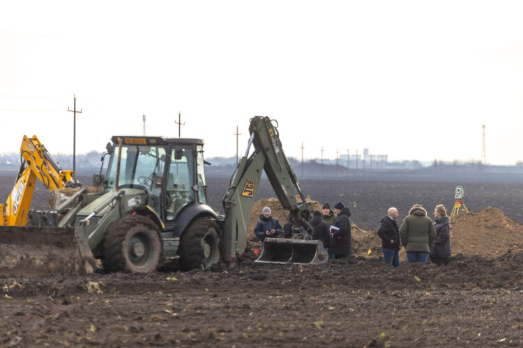 bager u polju na iskopavanju grobnice