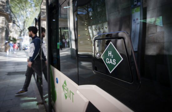 putnik izlazi iz autobusa koji ima oznaku da ide na zeleni vodik