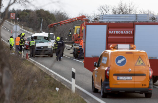 vatrogasci i policija na mjestu pormetne nesreće na cesti