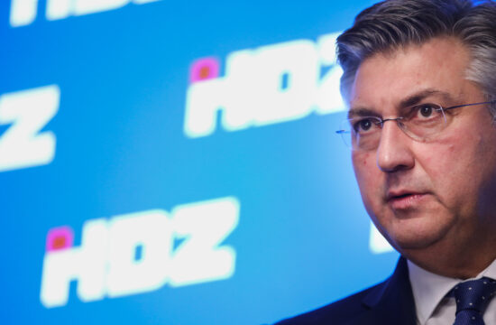 Andrej Plenković daje izjavu novinarima u sjedištu HDZ-a