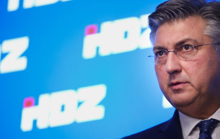 Andrej Plenković daje izjavu novinarima u sjedištu HDZ-a