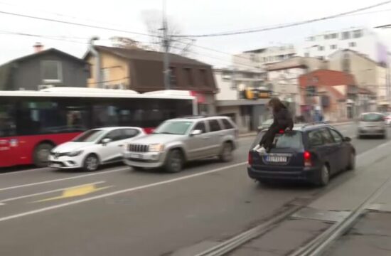 Automobilom udario i nosio na krovu studenticu u Beogradu.