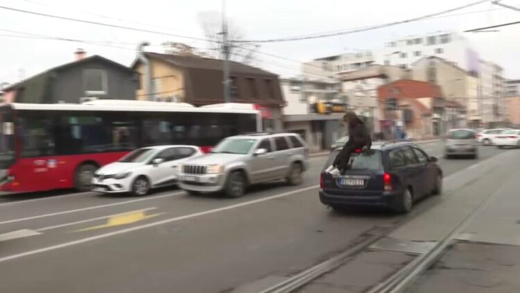 Automobilom udario i nosio na krovu studenticu u Beogradu.