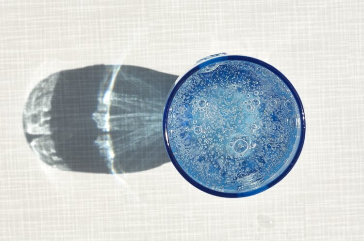 čaša mineralne vode