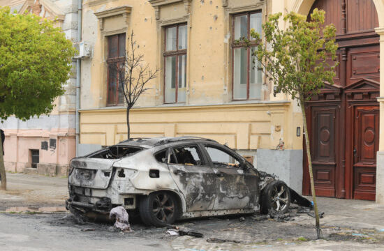 zapaljen auto kod osječkog županijskog suda