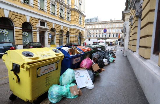 Smeće pokraj kontejnera