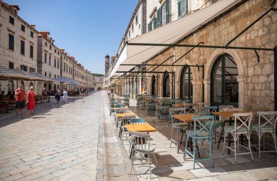 prazne stolice kafića u dubrovniku