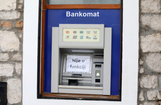 bankomat na ulici s natpisom da "nije u funkciji"