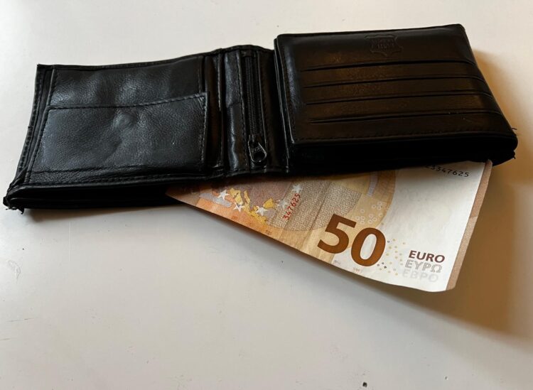novčanica od 50 eura viri iz novčanika